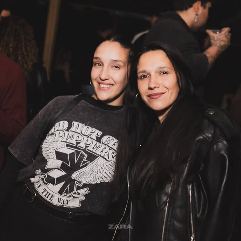 Grupo de amigas en Zara Club